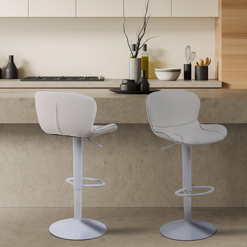 Moderne weiße Barhocker mit Lehne mieten in stilvoller Küche mit Kücheninsel