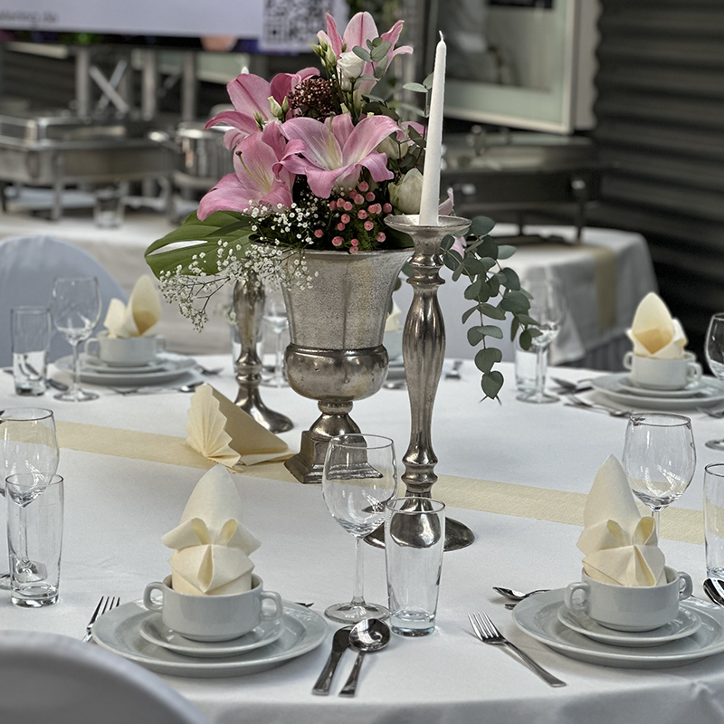 Elegante Eventausstattung Hochzeit Wismar mit festlich gedecktem Tisch, Blumenarrangement und Kerzenhalter