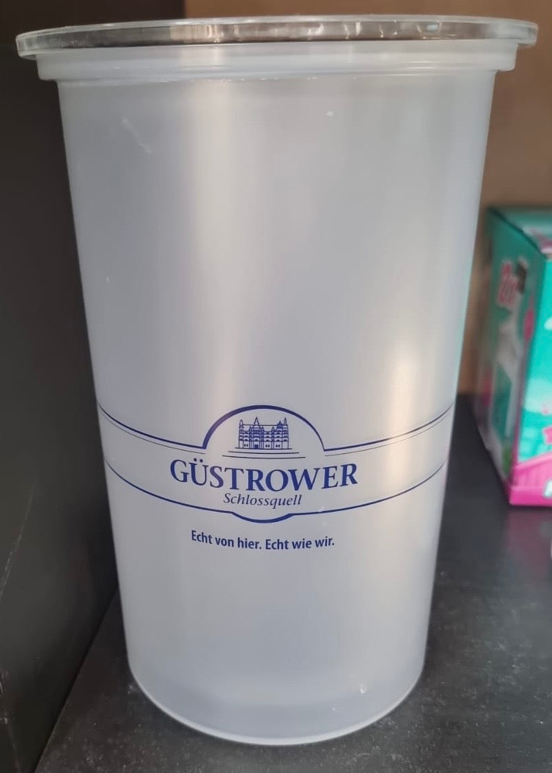 Transparenter Flaschenkühler mit Güstrower Schlossquell Logo als Flaschenkühler Vermietung Eventzubehör