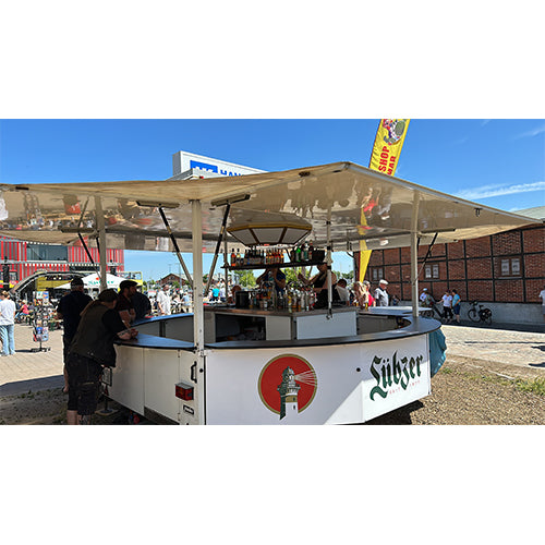 Inselbierwagen mieten mit großer Theke und Überdachung von Rental Hansekontor Wismar bei sonnigem Wetter