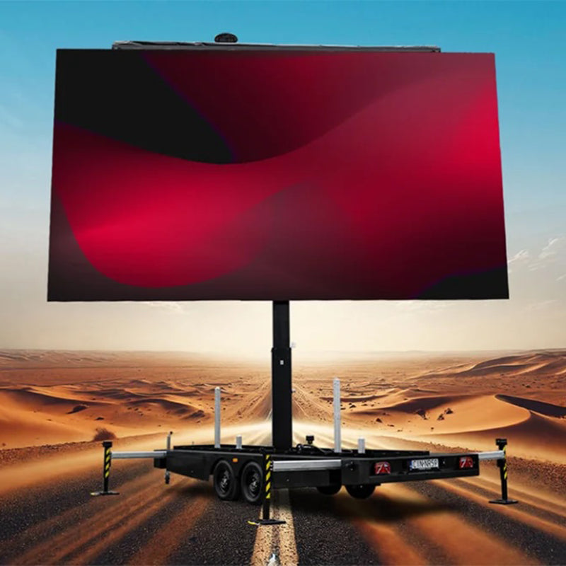 Großer LED Trailer Veranstaltungstechnik Bildschirm auf Anhänger in Wüstenlandschaft