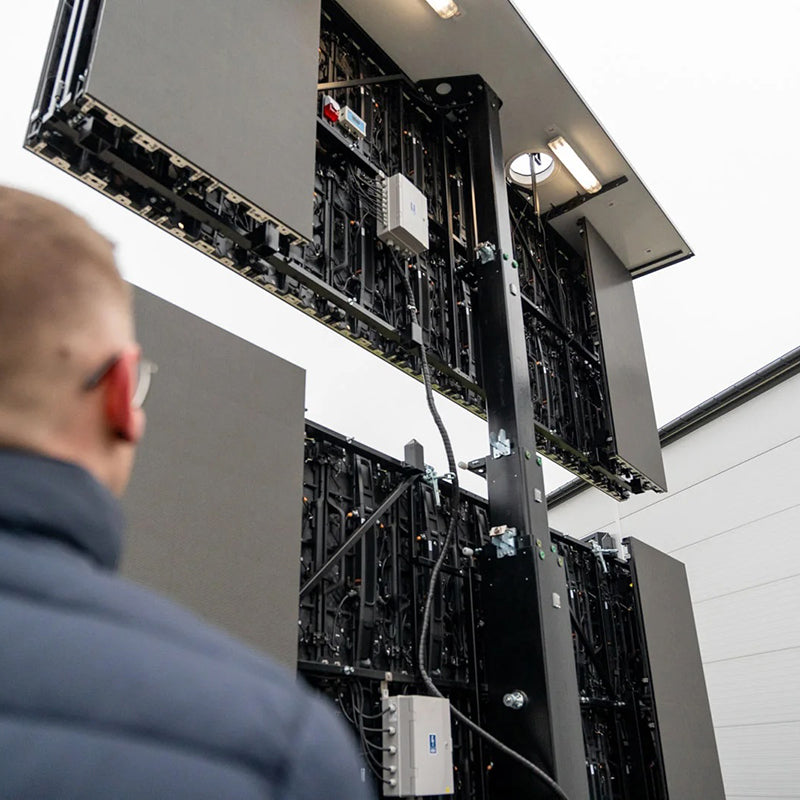 LED Trailer Veranstaltungstechnik mit offenem Panel und Kabelverbindungen bei Hansekontor Wismar