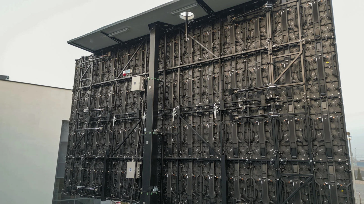 Rückseite von LED Trailer Veranstaltungstechnik mit komplexem Kabel- und Befestigungssystem im Outdoor-Einsatz