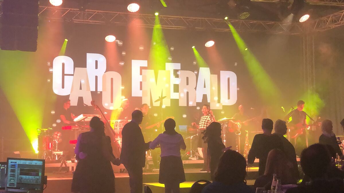 Live Konzert mit LED Wand mieten Wismar und bunten Bühnenlichtern für Events und Partys