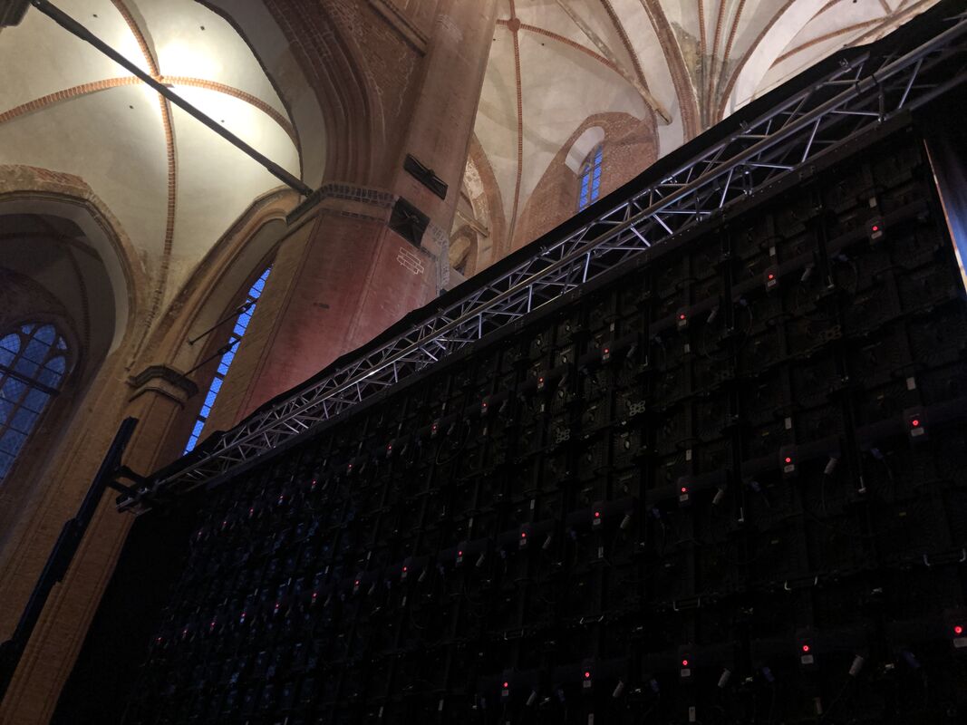 LED Wand mieten Wismar mit großem schwarzen LED-Display vor historischer Backstein-Kirche