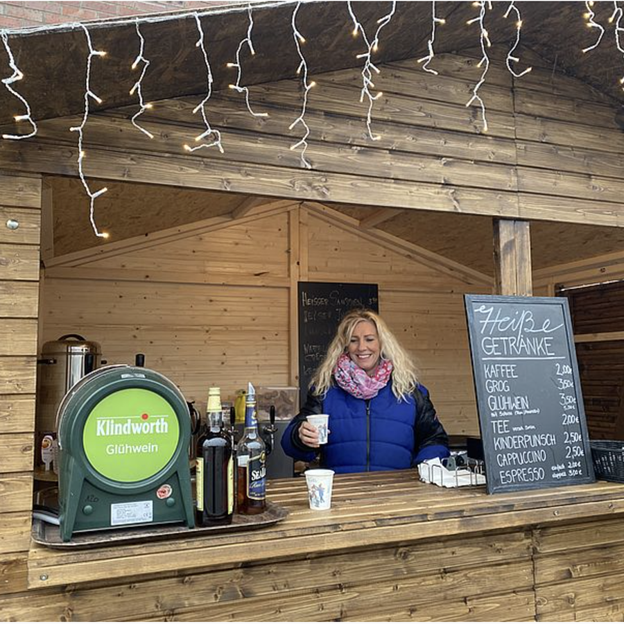 Markthütte mieten mit gemütlichem Glühweinstand und freundlicher Bedienung bei Hansekontor Wismar