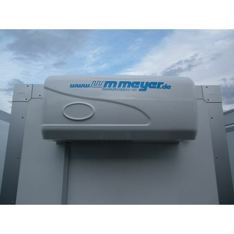 Kühlanhänger mieten Wismar mit Klimagerät und weißem Design für temperaturkontrollierten Transport