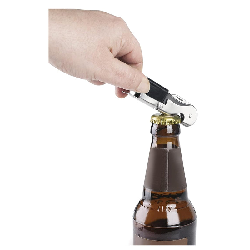 Hand benutzt professioneller Korkenzieher Eventzubehör zum Öffnen einer Bierflasche
