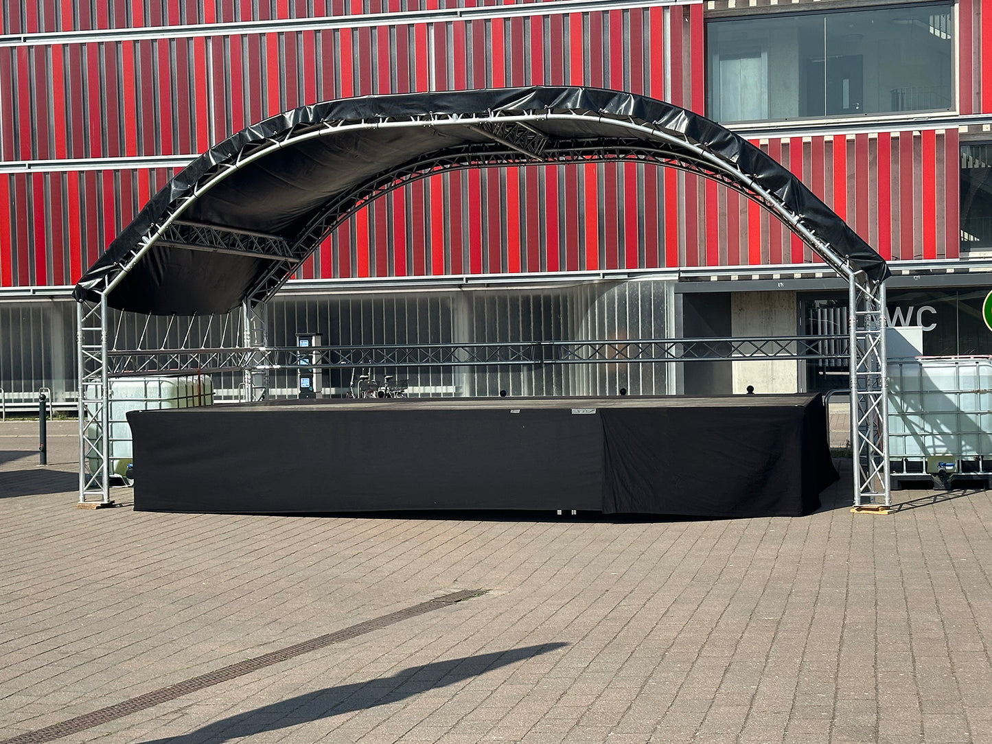 Moderne Rundbogenbühne mieten vom Anbieter Rental Hansekontor Wismar im urbanen Außenbereich