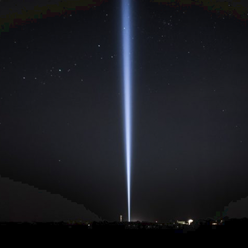 Heller Lichtstrahl eines Skybeamers bei Nacht am Himmel Skybeamer mieten Wismar