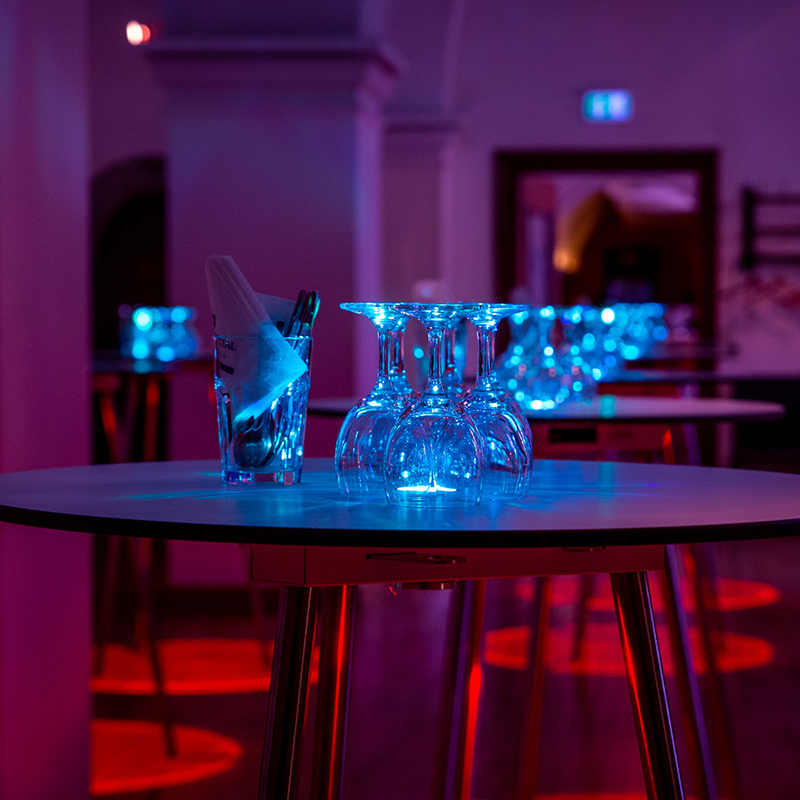 Stehtisch mit LED-Beleuchtung mieten mit Gläsern und Servietten in stilvoller Eventbeleuchtung