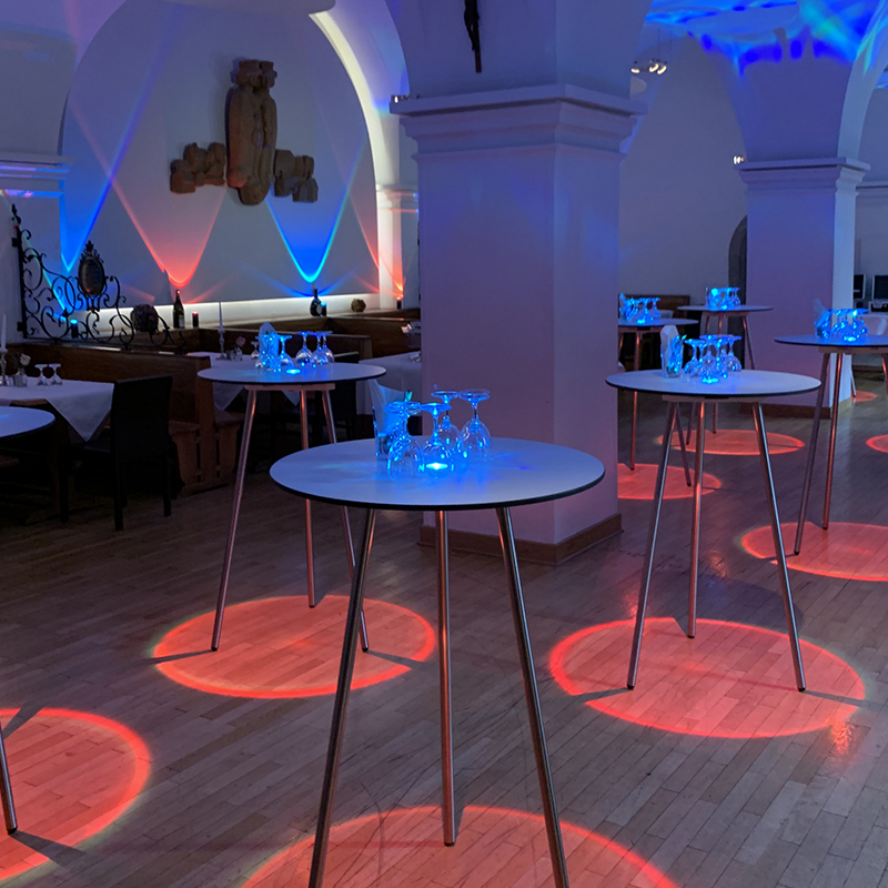 Stehtisch mit LED-Beleuchtung mieten glänzende Metallbeine moderner Eventtisch in stimmungsvoller Location