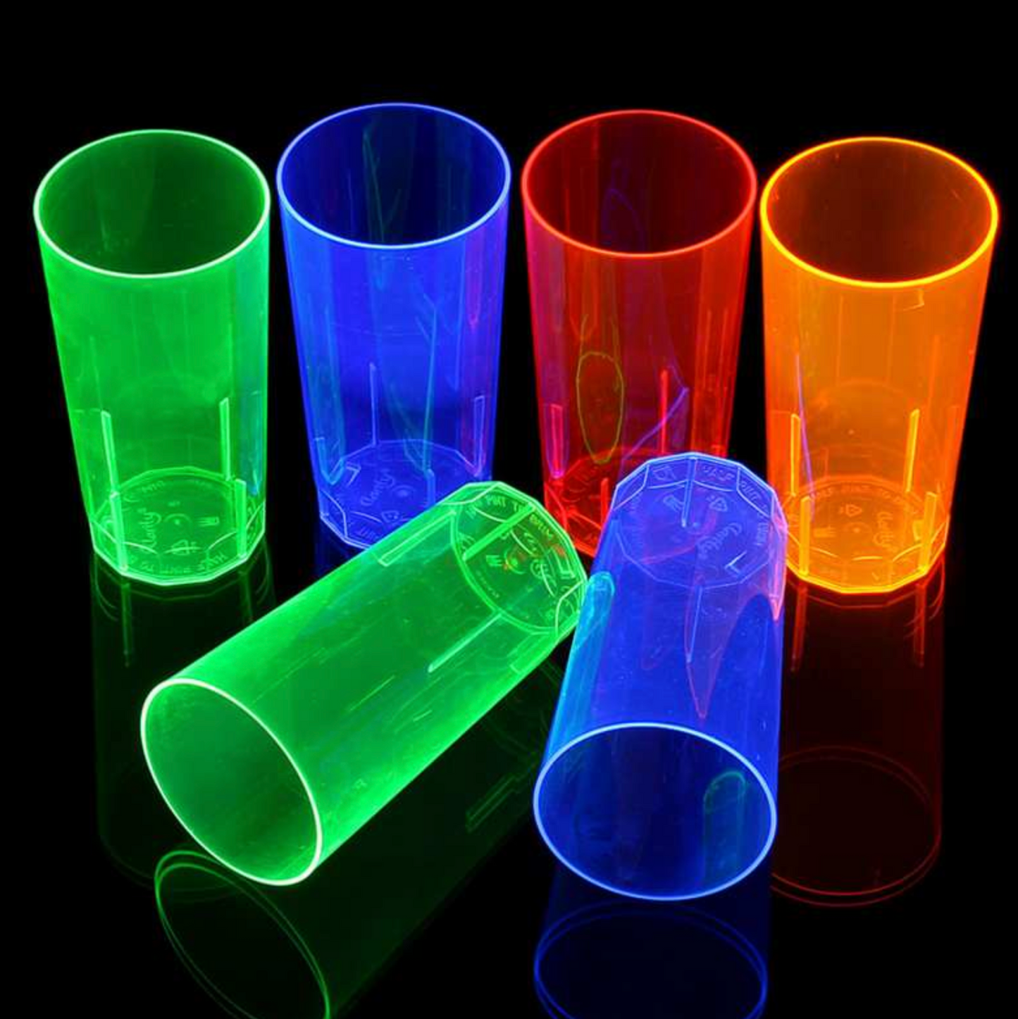 Bunte UV Leuchtbecher für Party in grün, blau, rot und orange leuchtend unter Schwarzlicht