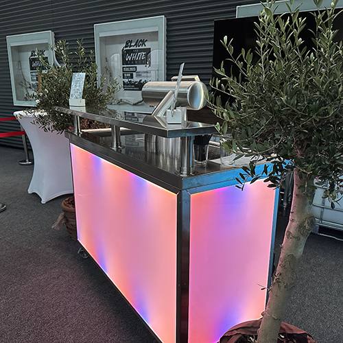 Moderne Cocktailmaschine für Events mit beleuchtetem Tresen und Edelstahl Ausstattung für professionelle Barservice