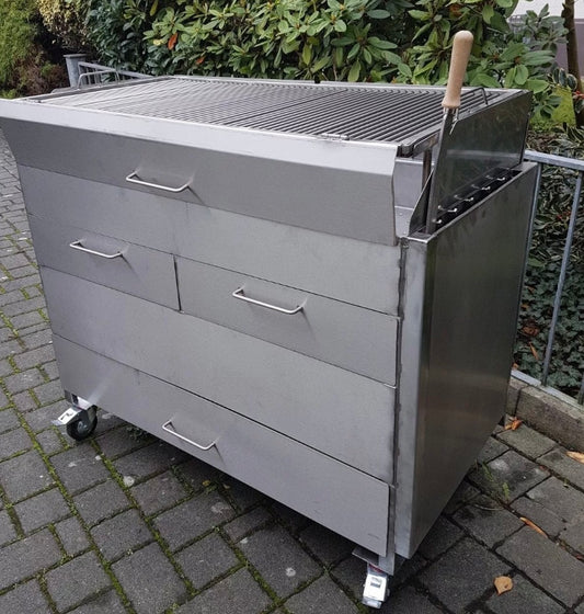 Großer Holzkohlegrill Edelstahl mieten mit Griffen und Rädern für einfache Mobilität im Außenbereich