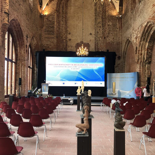 Veranstaltungshalle mit LED Wand mieten Wismar und Sitzreihen für Präsentationen und Events