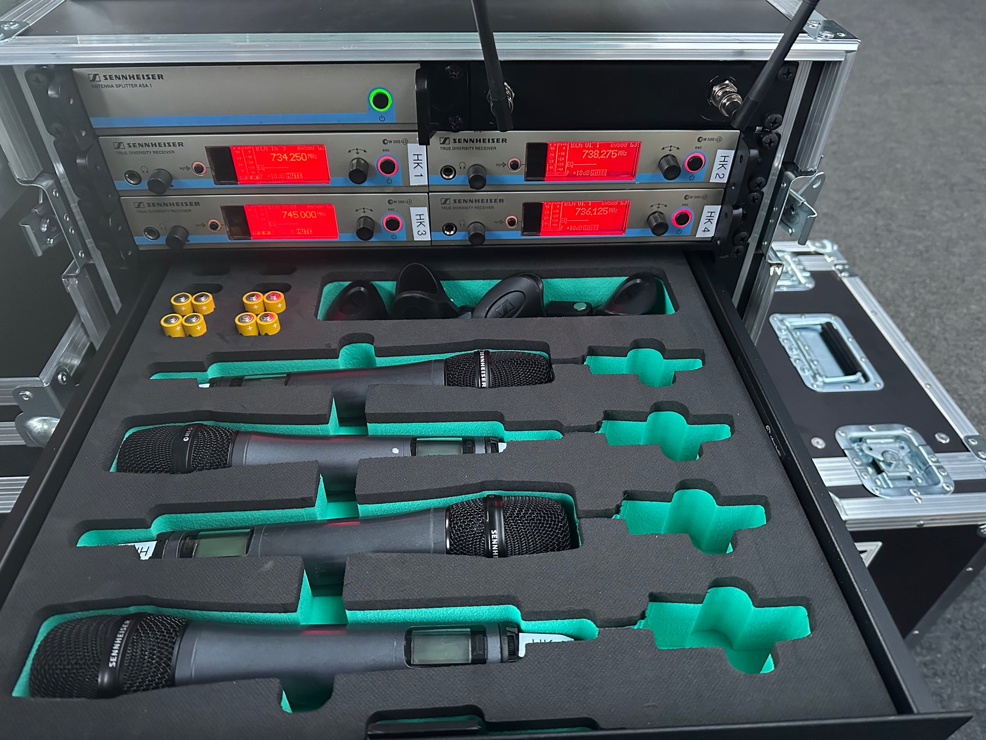 Sennheiser Funkmikrofon mieten Set mit mehreren Handmikrofonen und Empfängern im Transportkoffer
