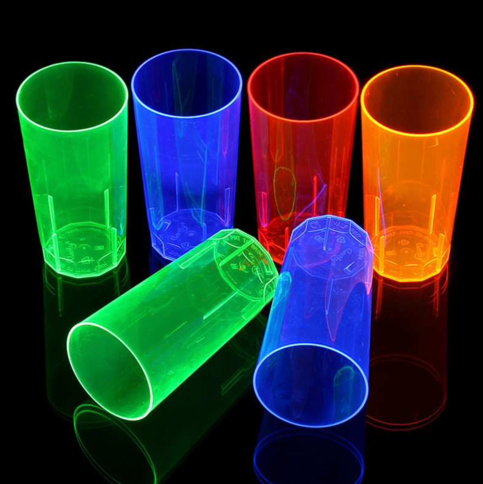 Bunte UV Leuchtbecher für Party in grün, blau, rot und orange leuchtend unter Schwarzlicht
